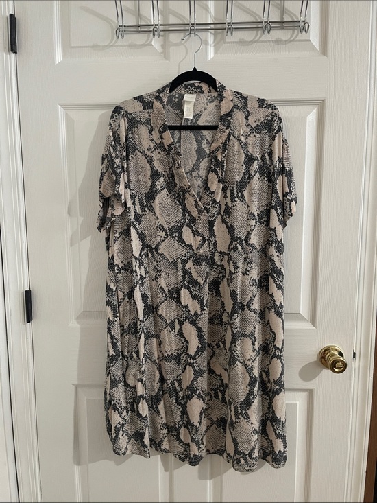 H&M Dresses & Skirts - H&M Beige and Black Snake Print Dress